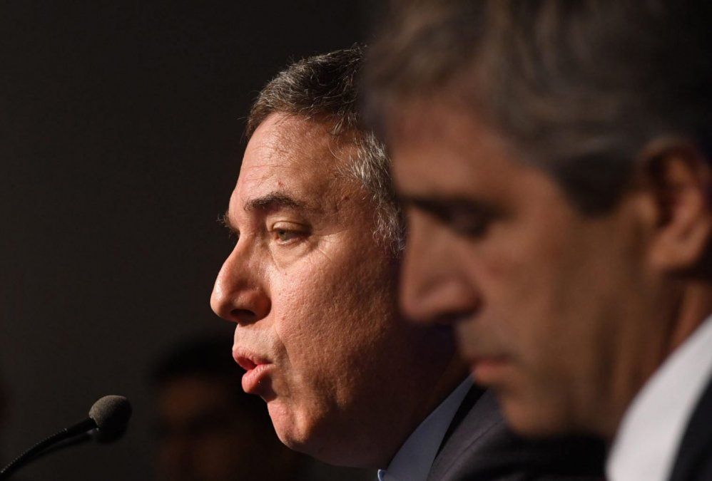 Atento FMI: el Gobierno anunció que el déficit fiscal bajó un 44,6% en abril