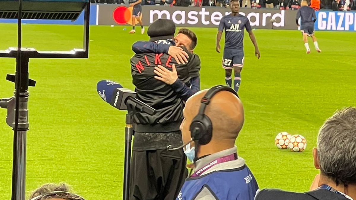 El conmovedor abrazo de Messi y Ronaldinho antes del partido del PSG