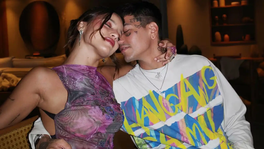 Acusan a Emilia Mernes de coquetear con un famoso delante de su novio Duki: el video