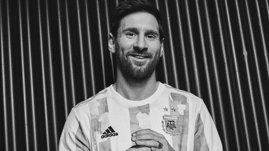 La Selección Argentina presentó su nueva camiseta con Messi como modelo