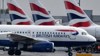 Llegó a la Argentina el último vuelo autorizado desde Londres tras la nueva cepa de Covid-19