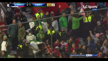 Gran gesto de los hinchas de Sarmiento con los campeones, San Martín de Tucumán