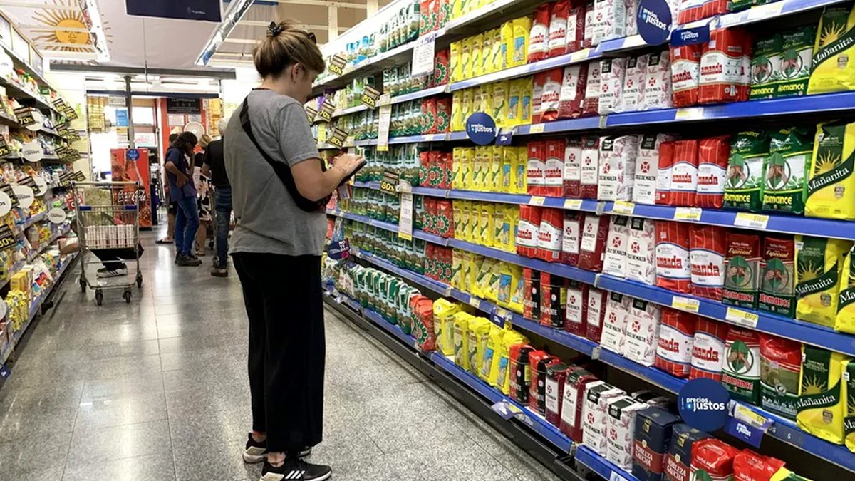 Inflación: el presidente Javier Milei afirmó recientemente que la inflación está bajando. Hoy se dará a conocer el índice de enero (Foto: archivo).