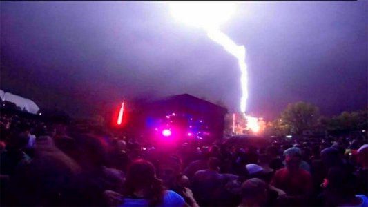 Temporal: En medio de una fiesta electrónica cayó un rayo en el escenario
