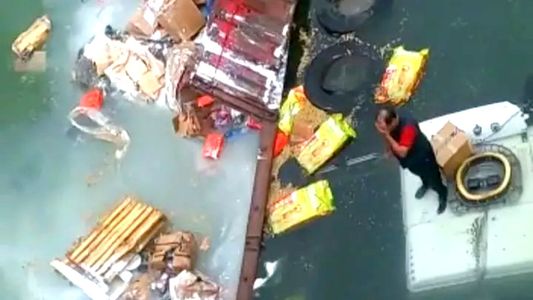 En un insólito episodio, un conductor quiso esquivar una fila de autos y cayó con su camión desde un puente