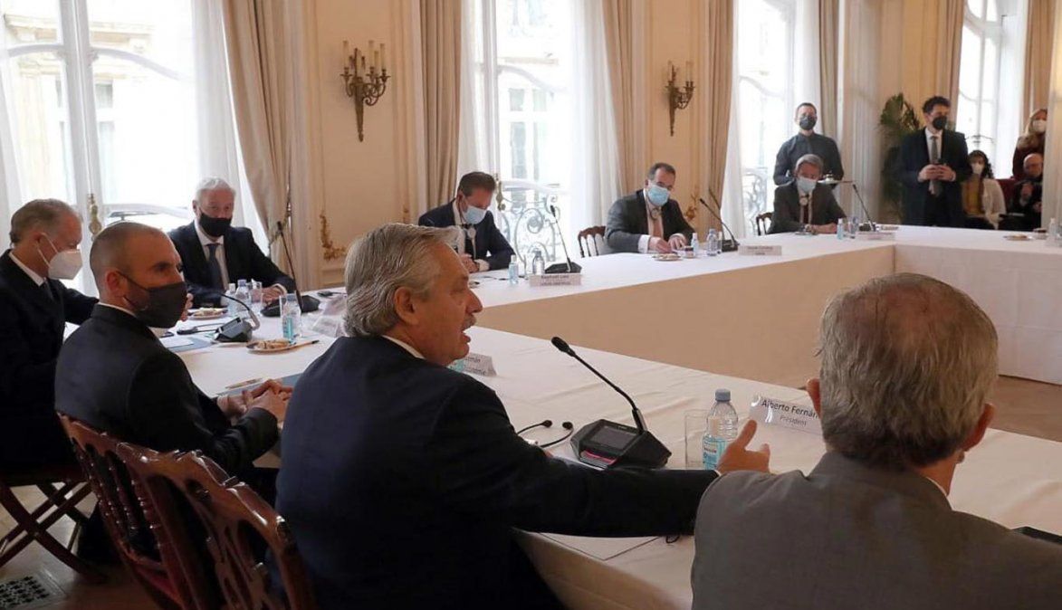 El presidente Alberto Fernández mantuvo hoy un encuentro con empresarios franceses en la sede de la embajada argentina en París. (Foto: Télam)