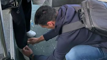 Inesperado gesto en el colectivo: un pasajero le ató los cordones a una señora y ¡era Scaloni!