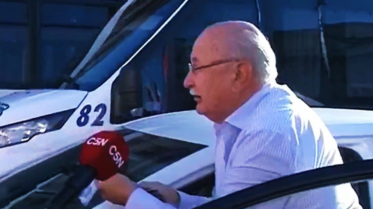 El médico muestra su carnet ante los manifestantes.&nbsp;