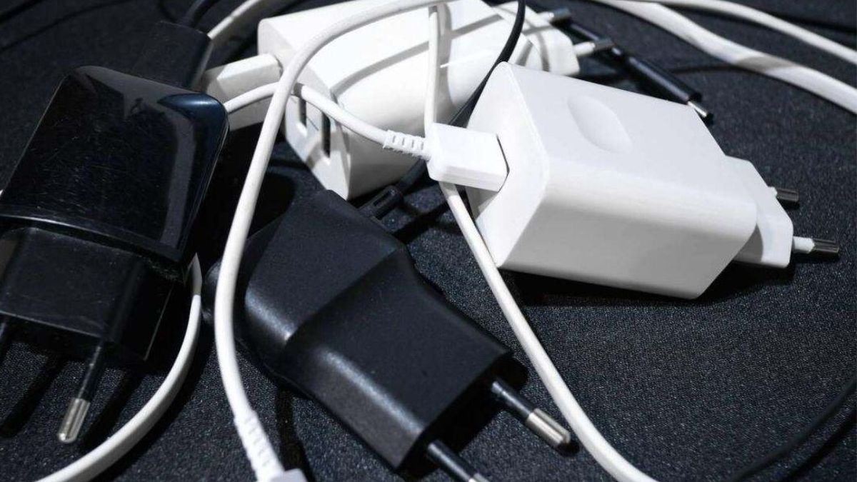 No tires los cargadores viejos en tu casa