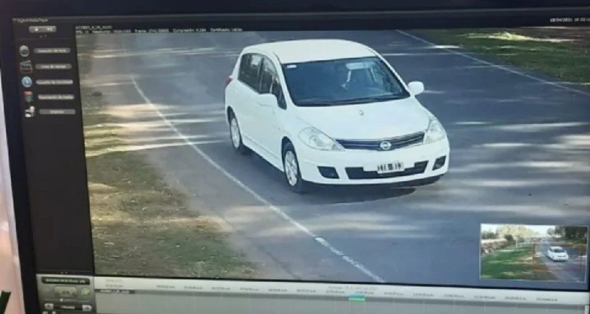 Las cámaras mostraron el auto Nissan blanco con que el acusado por el femicidio dejó Los Toldos. Estaba en el hotel de Luján donde lo detuvieron. 