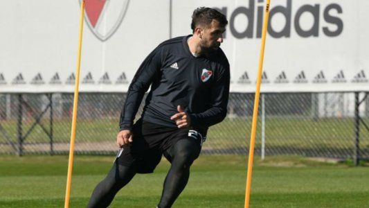 Lucas Pratto chocó, sin consecuencias, con un motociclista a la salida del entrenamiento