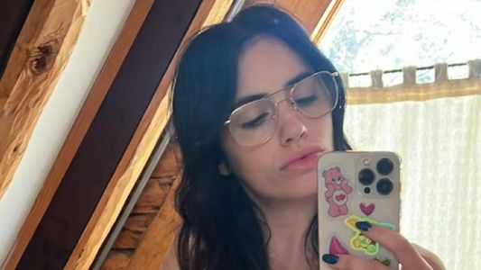 La jugada foto en la cama de Lali Espósito y el reflejo del televisor que la traicionó