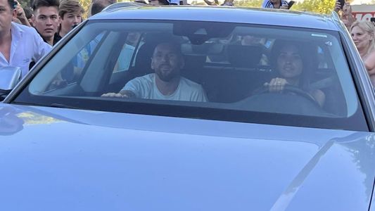 Los jugadores regresaron a sus provincias: Messi fue recibido en Rosario por una multitud
