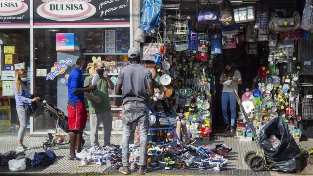 Con las fiestas y tras un año de casi 95% de inflación, la presencia de manteros en los barrios de Once y Flores, entre otras zonas de la Ciudad, aumentó por demás. 