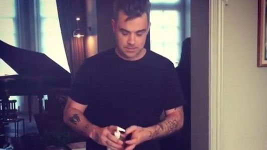 Robbie Williams responde a polémica por desinfectarse tras tocar a fans