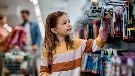 El Gobierno anunció vouchers para comprar útiles y pagar los colegios privados: todos los detalles