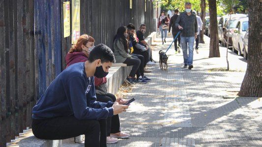 Ante el aumento de casos, la Ciudad analiza endurecer restricciones y peligra la presencialidad en las aulas