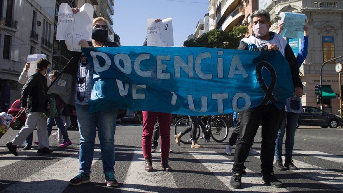 Docentes de UTE durante un semaforazo contra la presencialidad de las clases.&nbsp;