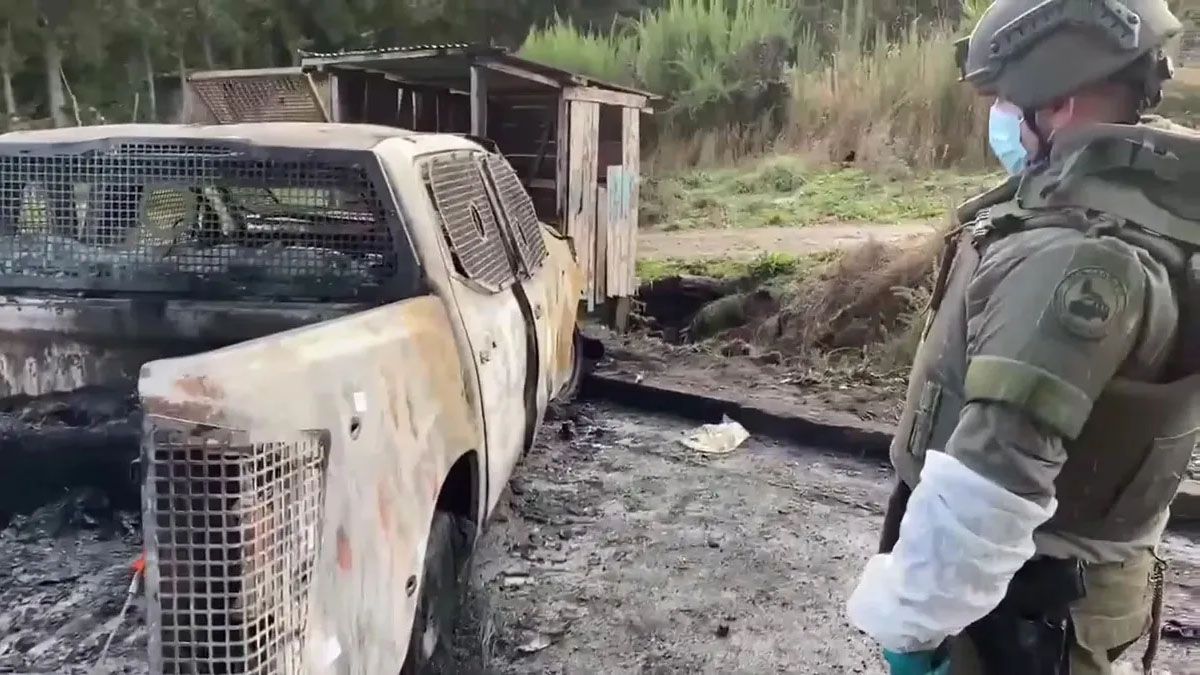 Un carabinero observa los restos de la camioneta en la que mataron a tres de sus camaradas (Foto: gentileza Quinto Poder).