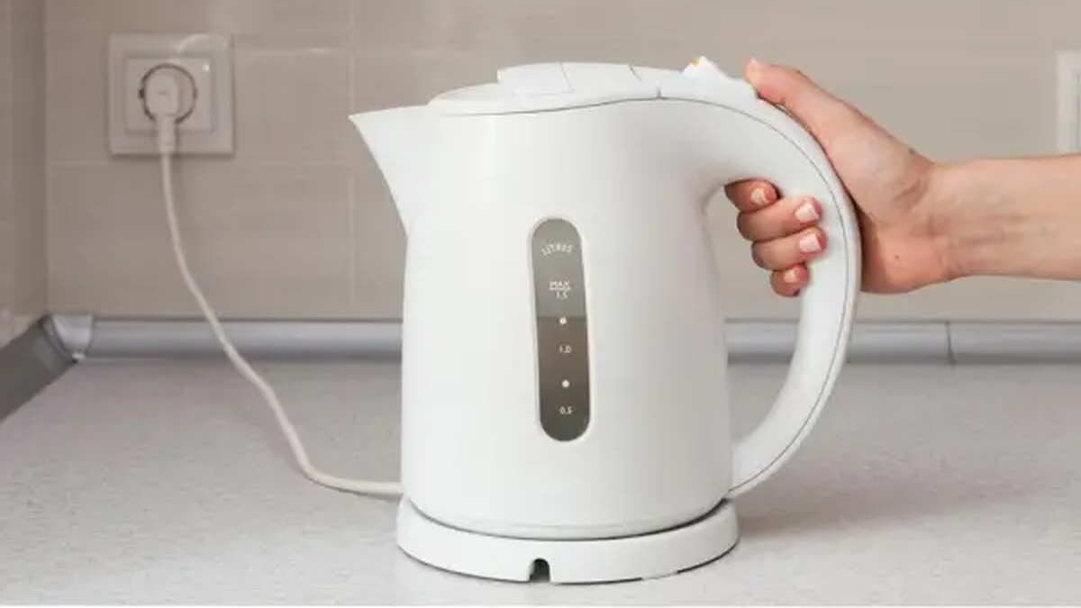 El sarro adherido afecta el rendimiento de la pava eléctrica y puede alterar el sabor del agua.