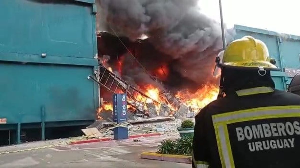 Feroz incendio en un shopping de Uruguay Foto: Bomberos Uruguay
