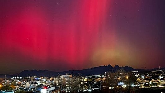 Impactante: el cielo nocturno de Ushuaia se iluminó con destellos de auroras boreales