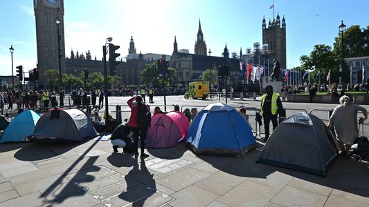 Reina Isabel II: los nietos de la monarca participaron de la vigilia y continúan las largas filas para despedirla