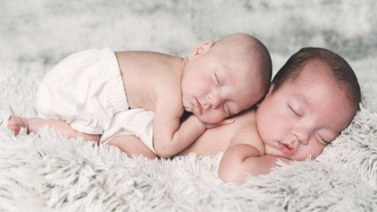 Una mujer da a luz a dos mellizos de diferente padre después de engañar a su marido