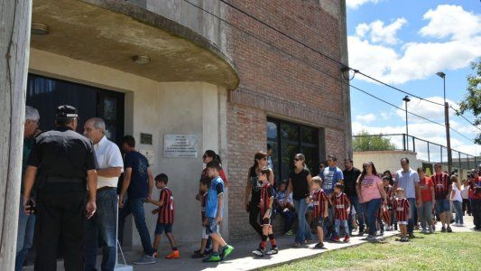 En un clima de dolor y respeto, despidieron los restos de Emiliano Sala en el pueblo de Progreso