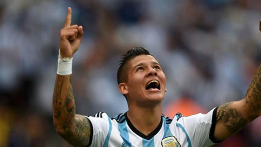 Polémica aparición de Marcos Rojo con la barra brava de su ex club