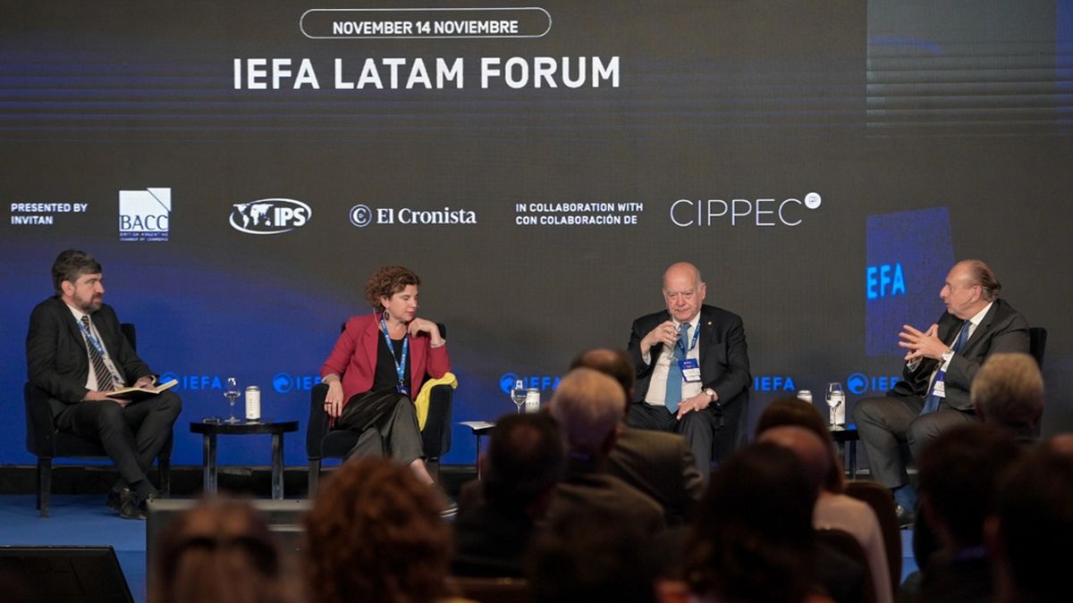IEFA Latam Forum: (Izq.) Pomares