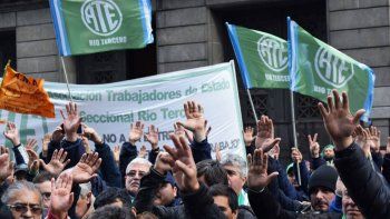 Para los gremios estatales, en un año se perdió 16,3% del salario real