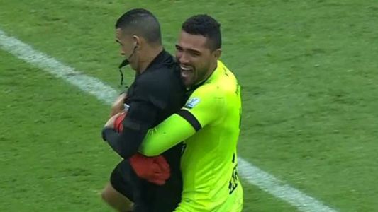 Salió campeón y, para celebrarlo, abrazó al árbitro