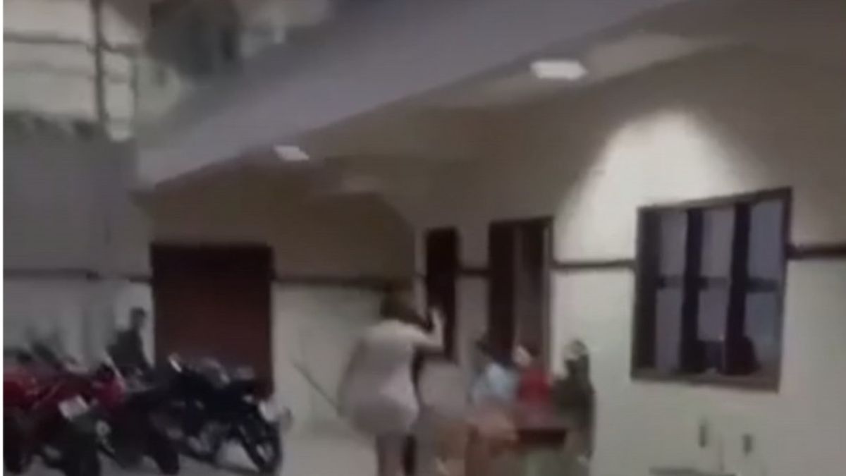 El momento en que la madre agrede a su hijo fue captado dentro de la comisaría.&nbsp;