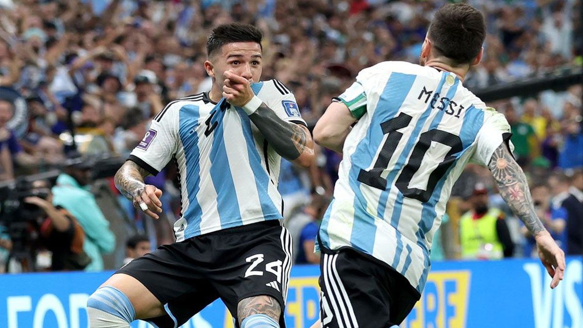 Enzo Fernández a punto de abrazarse con Leo Messi. Su golazo a México está entre los 10 mejores del mundial Qatar 2022 ( Foto: FIFA)