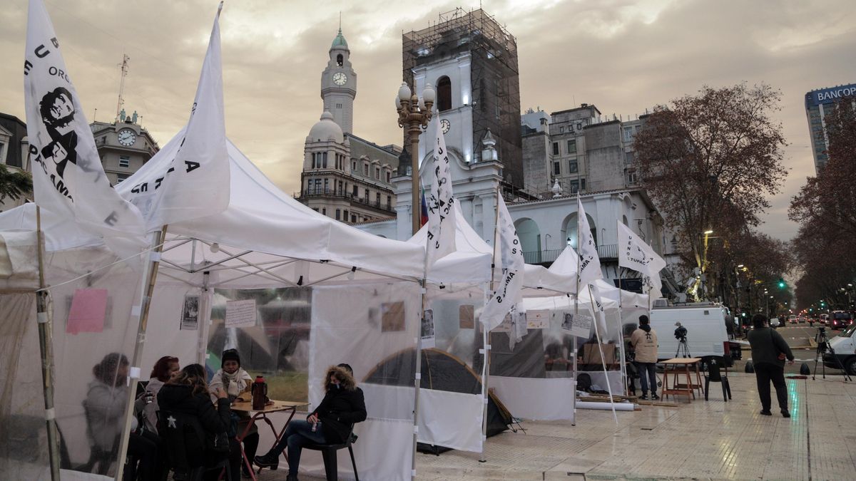 Acampe en la Plaza de Mayo en reclamo de la libertad de la referente de la organización Túpac Amaru