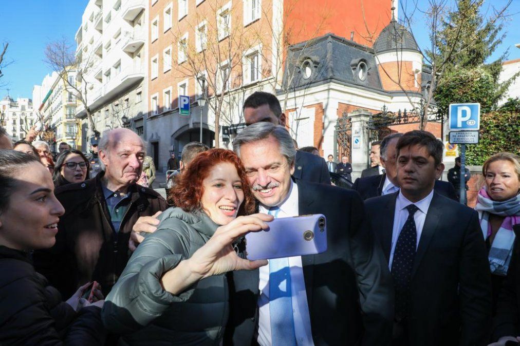 Alberto está reunido con Pedro Sánchez en busca de apoyo en la negociación por la deuda con el FMI