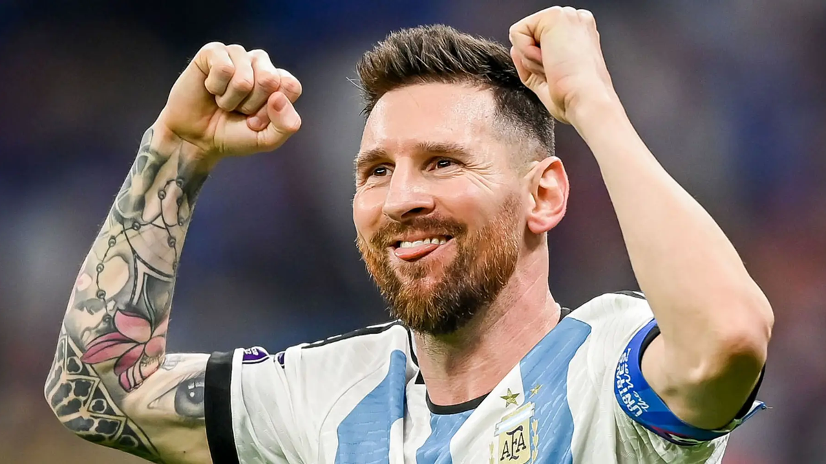 Momento en el que Messi saluda a su familia en la tribuna tras la conquista de la Selección Argentina en el Mundial (Foto: AP).