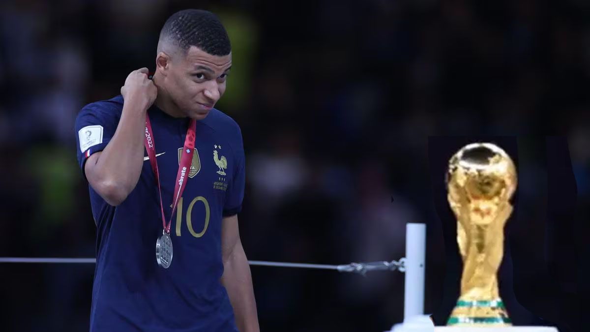 El origen de todo. Mbappé mira la copa del Mundo que perdió en Qatar contra la Scaloneta y Leo Messi. (Foto: Gentileza Depor)