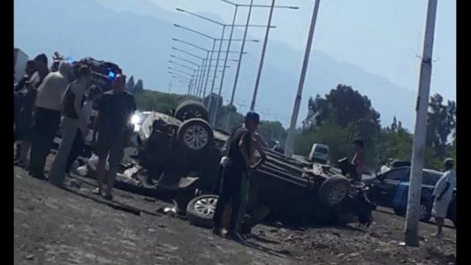Un reconocido médico está grave tras chocar contra un poste de luz en una autopista