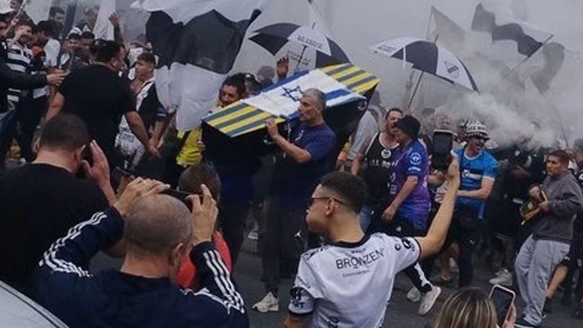 Símbolos antisemitas en la previa de All Boys vs. Atlanta: detuvieron a cinco hinchas (Foto: @dobleamarilla)