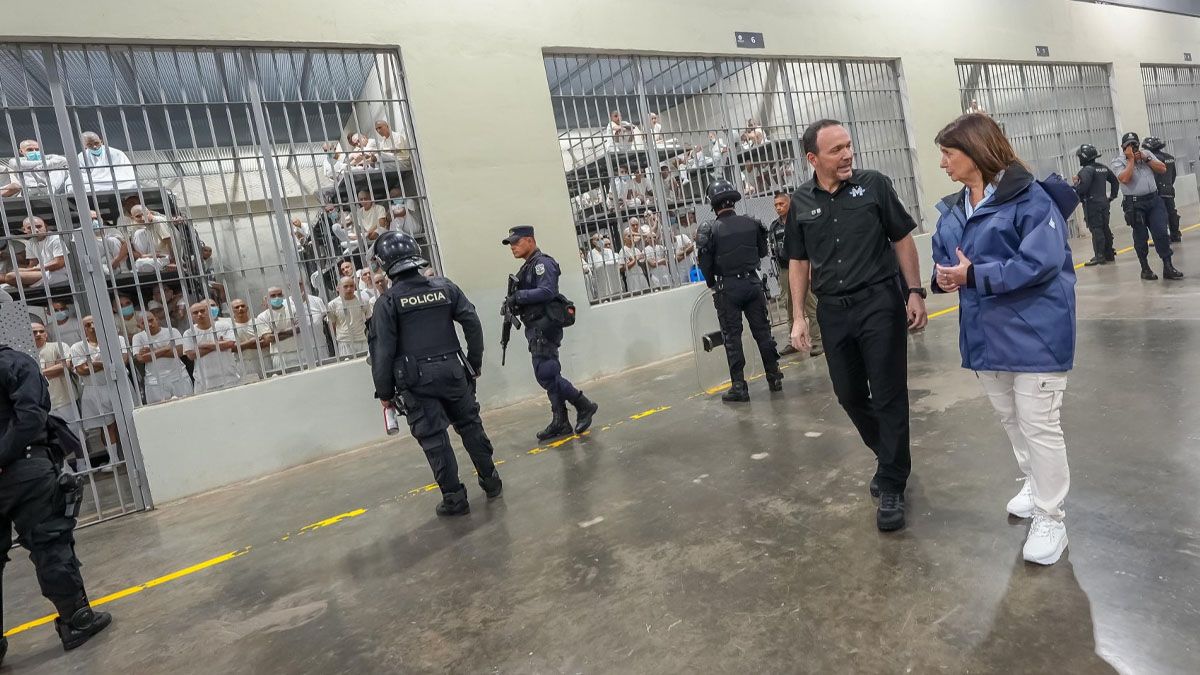 Patricia Bullrich, recorre la megac&aacute;rcel de m&aacute;xima seguridad en El Salvador. (Foto: cuenta de X del ministro de Seguridad salvadore&ntilde;o)