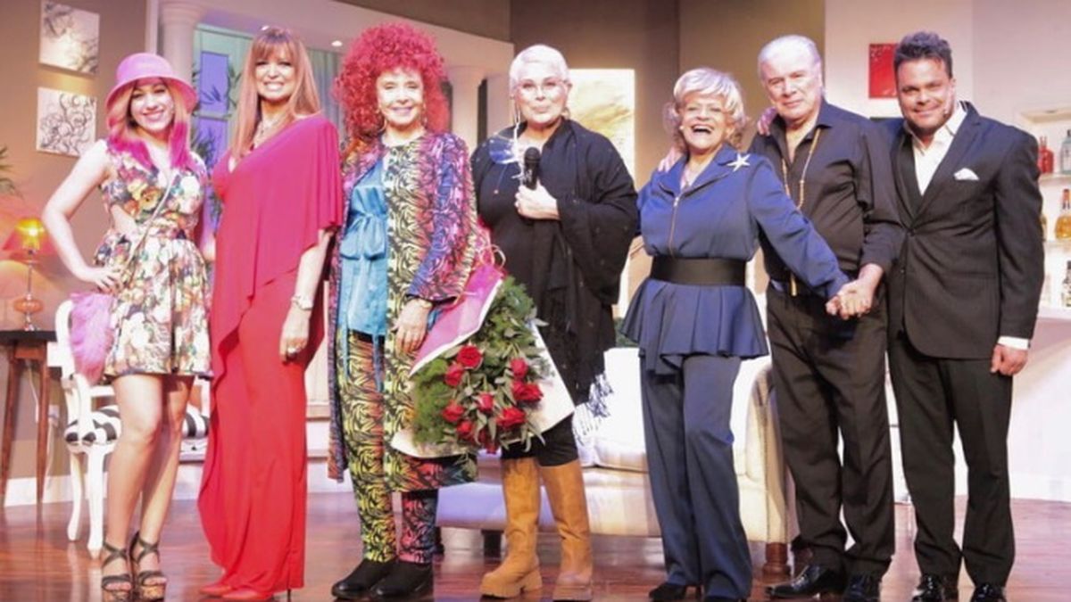 Adriana Salgueiro, a falta de convocatoria de los productores de ficción en la televisión, despunta el vicio protagonizando La chica del sombrero rosa en el teatro La Casona.