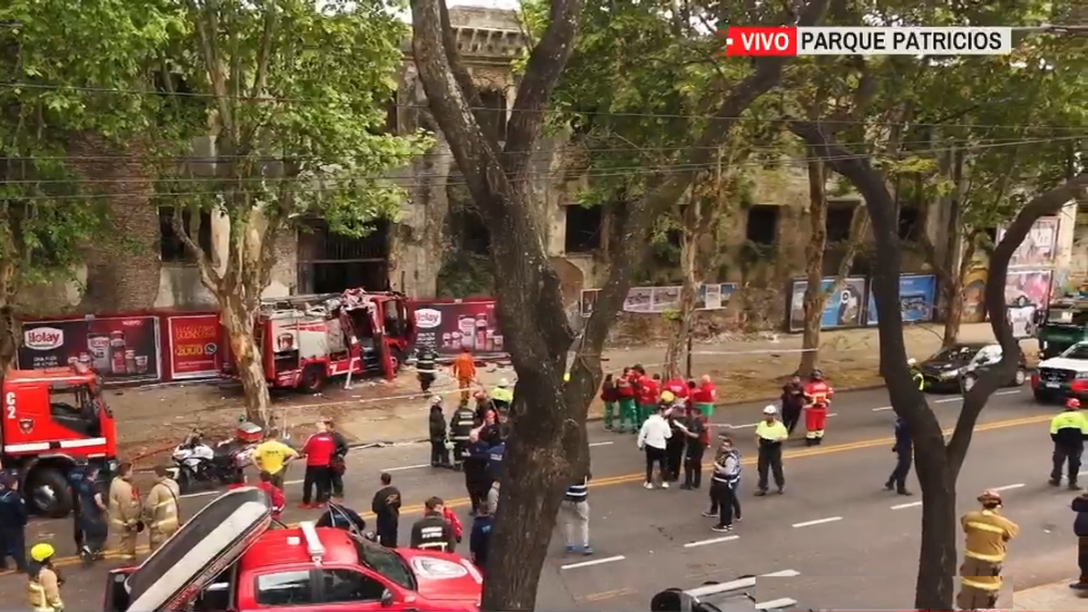 Impactante choque en Parque Patricios: un camión de bomberos se incrustó en la ex cárcel de Caseros y hay 10 heridos