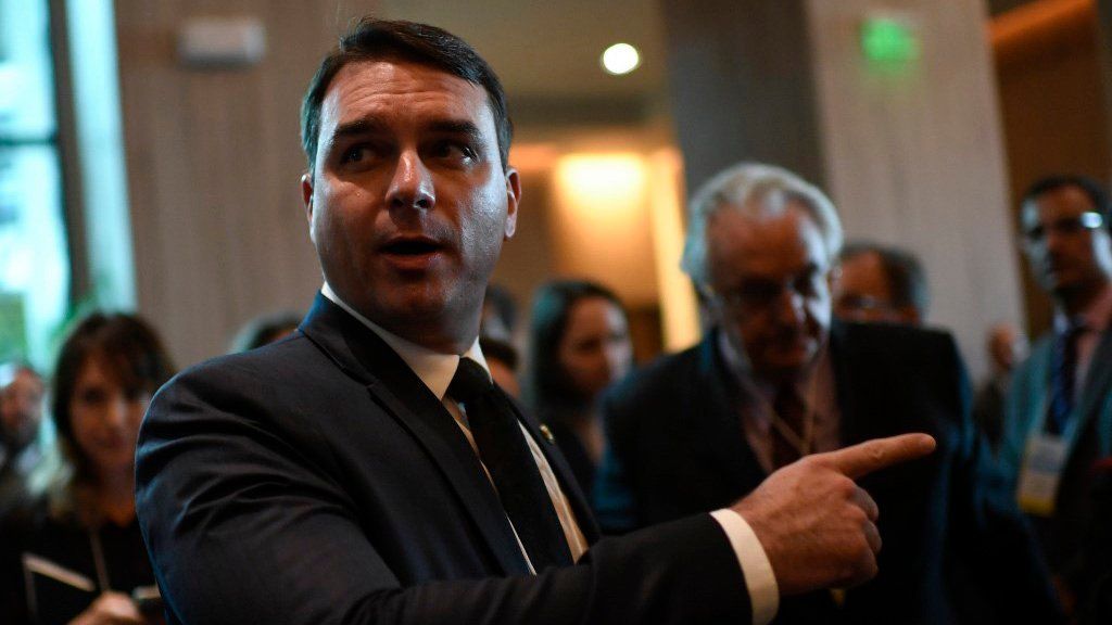 El hijo mayor de Bolsonaro confirmó que tiene coronavirus y reveló que se está tratando con la polémica hidroxicloroquina