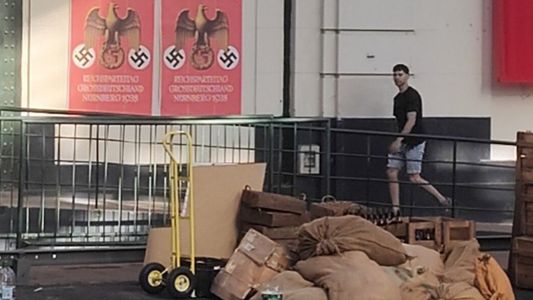 La estación Constitución amaneció cubierta de insignias nazis: cuál fue la sorprendente explicación