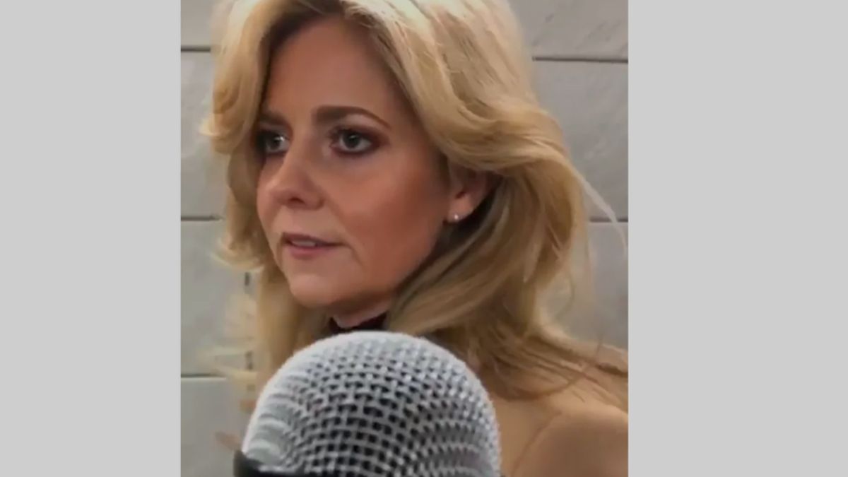 La pararon por la calle para cantar y su voz maravilló a todos.
