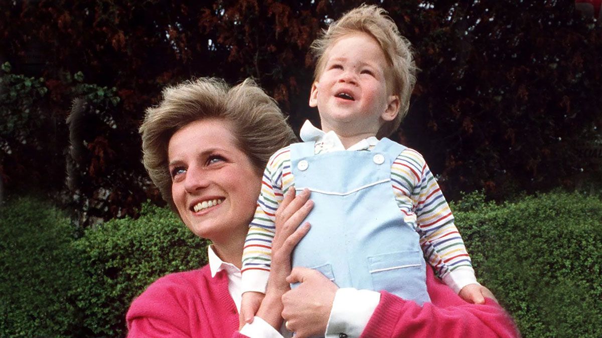 Lady Di, con su hijo menor, el pr&iacute;ncipe Harry (Foto: gentileza Variety).