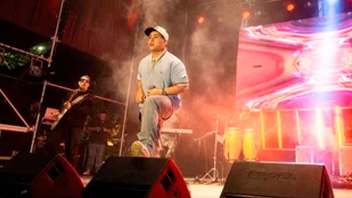 Escándalo en recital de importante cantante: insultos, silbidos del público que abandonó antes el show