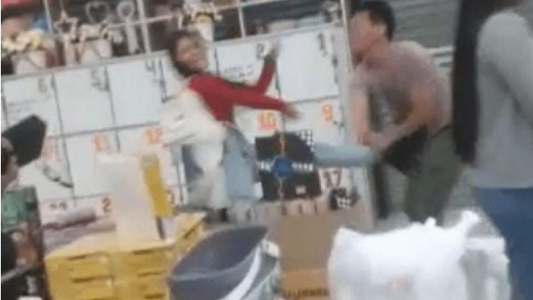 VIDEO | Un comerciante chino agredió a su empleada y los vecinos le saquearon el local